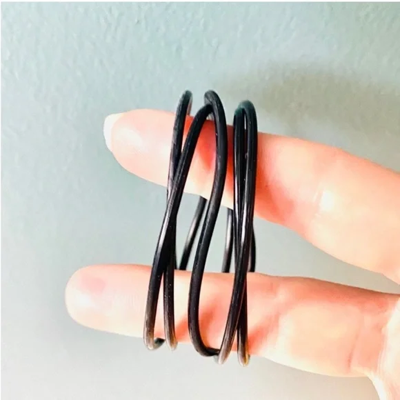 Hot Topic Black Rubber Gummy Bracelets 10 pc Silicone Jelly Wristbands 80s retro - Picture 6 of 10